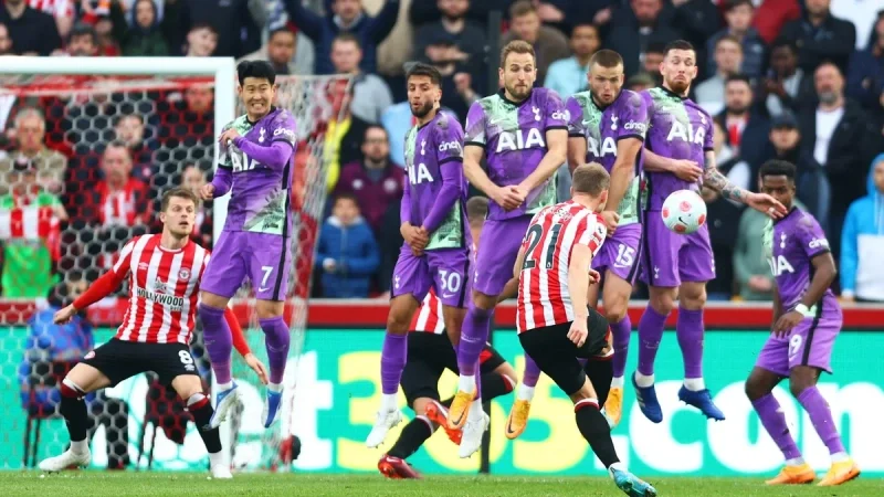 Brentford đấu với Tottenham 03