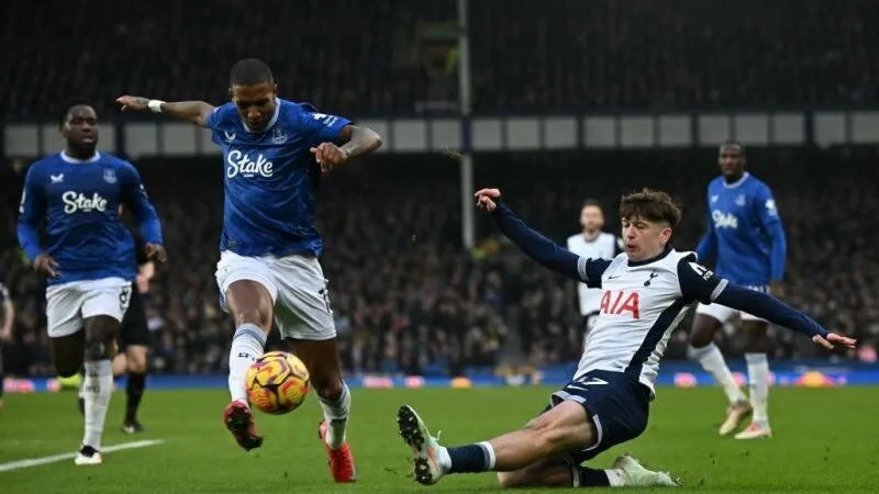 Everton đấu với Tottenham 03