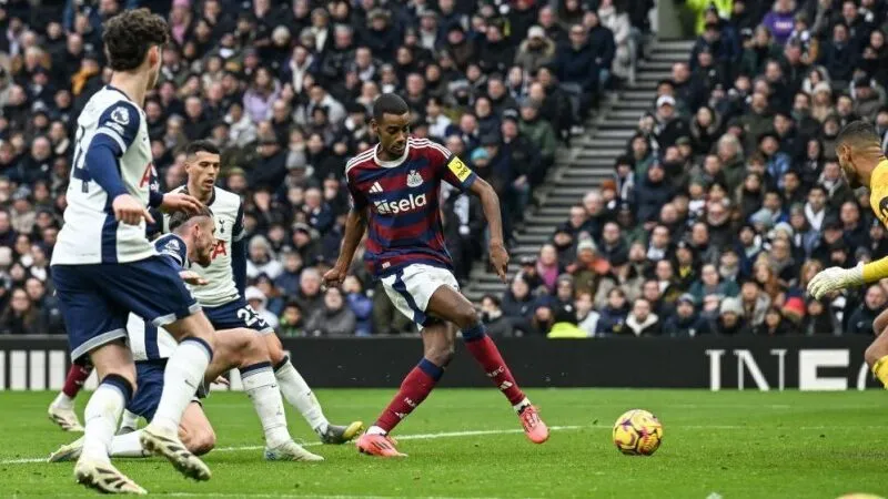 Newcastle đấu với Tottenham 01