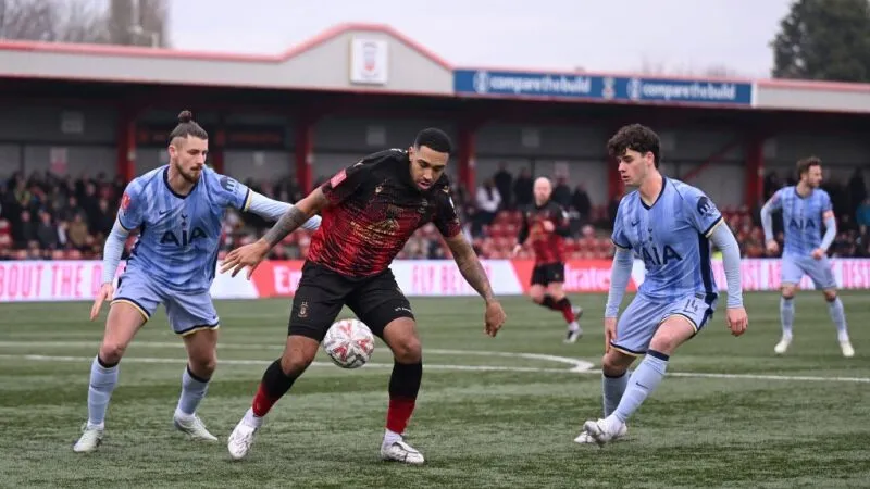Tamworth FC đấu với Tottenham 02