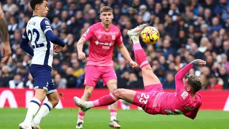 Tottenham đấu với Ipswich Town 01