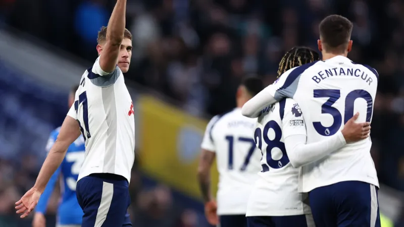 Chiến thuật chủ đạo: 4-3-3 linh hoạt và các biến thể